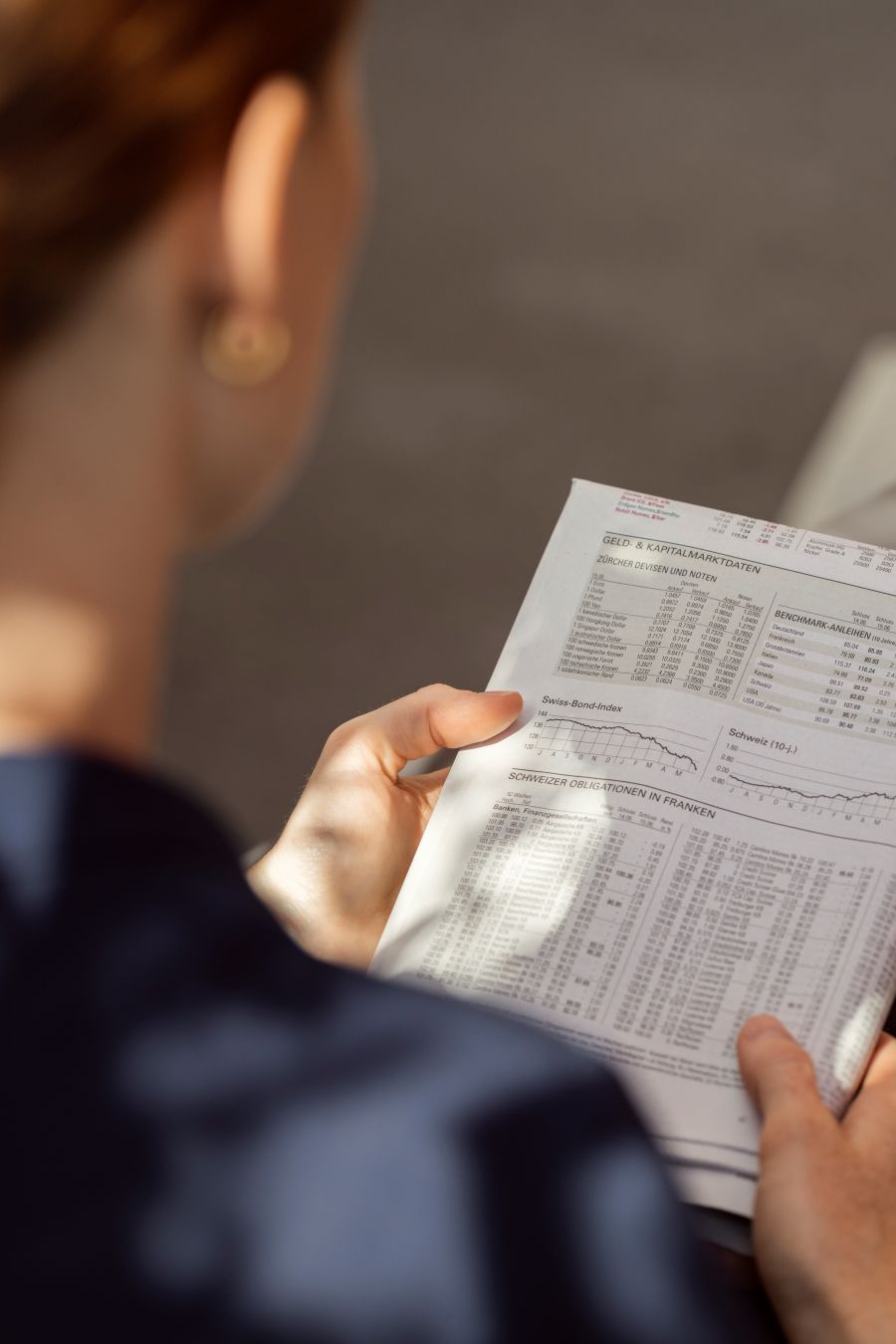 Frau list einen Bericht der DC Bank
